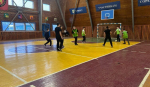 В школьном спортзале разгорелась настоящая футбольная битва